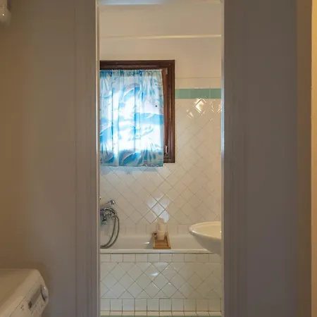 Charming Small Shared Pool Sleeps V4in Villa