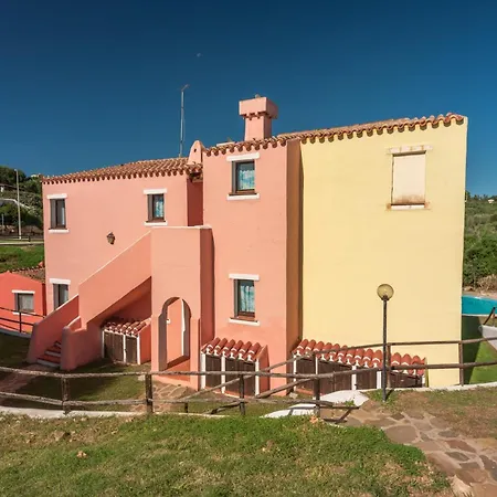 Charming Small Shared Pool Sleeps V4in *