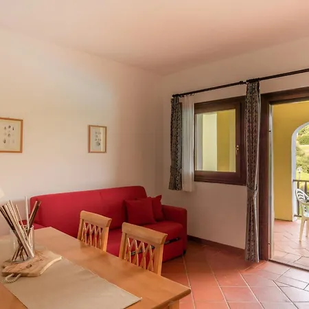 Charming Small Shared Pool Sleeps V4in