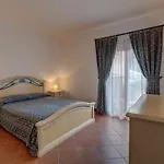Charming Small Shared Pool Sleeps V4in
