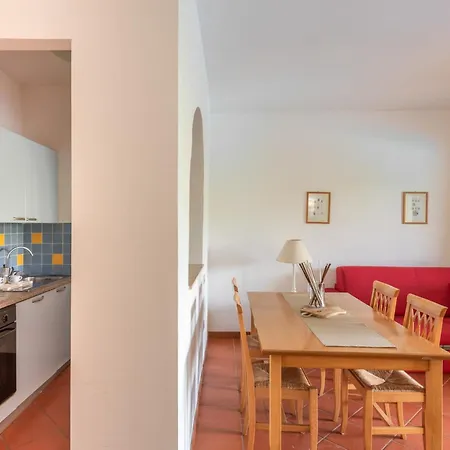 Charming Small Shared Pool Sleeps V4in