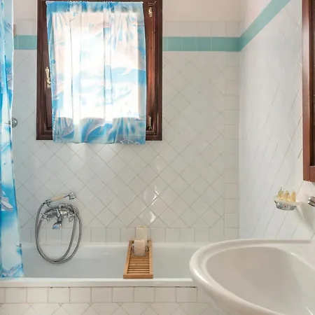 Charming Small Shared Pool Sleeps V4in Villa Punta de su Torrione