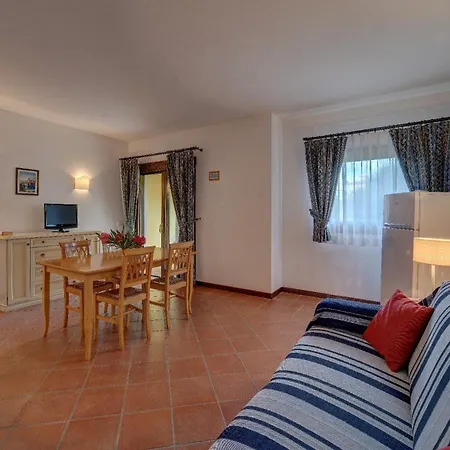 Charming Small Shared Pool Sleeps V4in Βίλα