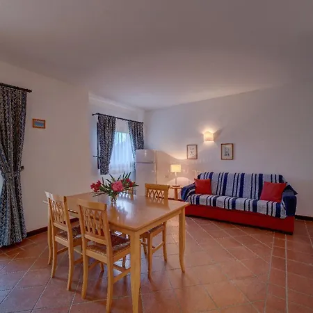 Charming Small Shared Pool Sleeps V4in Vila *