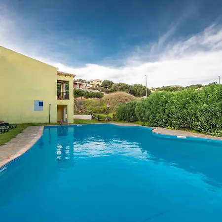 Villa Charming Small Shared Pool Sleeps V4in