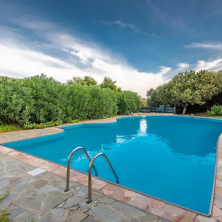 Villa Charming Small Shared Pool Sleeps V4in